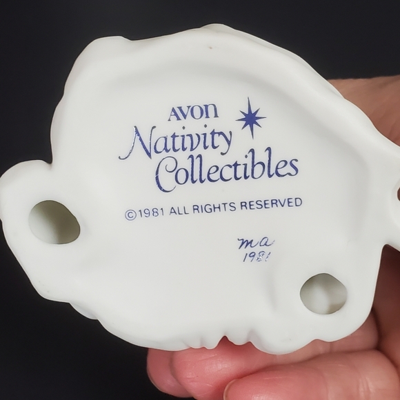 Avon Nativity Collectible Holy Family White Porcelain Christmas 1981 Boxed Set - Picture 6 of 13